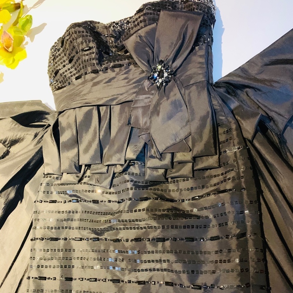 Tony Bowls bridesmaid black gorgeous dress size 4